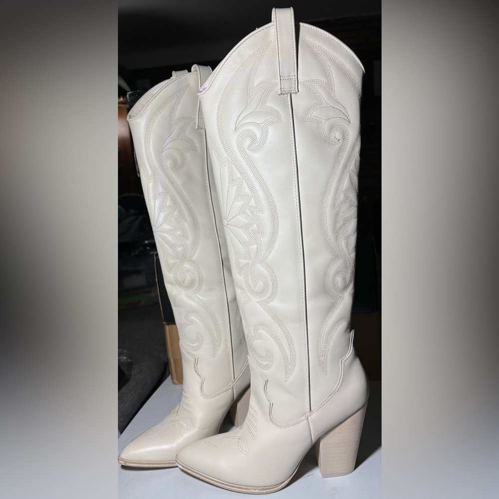 Elegant Cream Knee-High Women's Boots - Lasso, size 6.5
